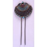 A FRENCH EGYPTIAN REVIVAL GOLD SILVER AND TURQUOISE HAIR PIN. 13 cm long.