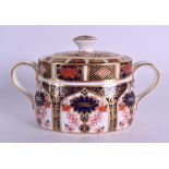 A ROYAL CROWN DERBY OLD IMARI TWIN HANDLED SUCRIER AND COVER. 15 cm wide.