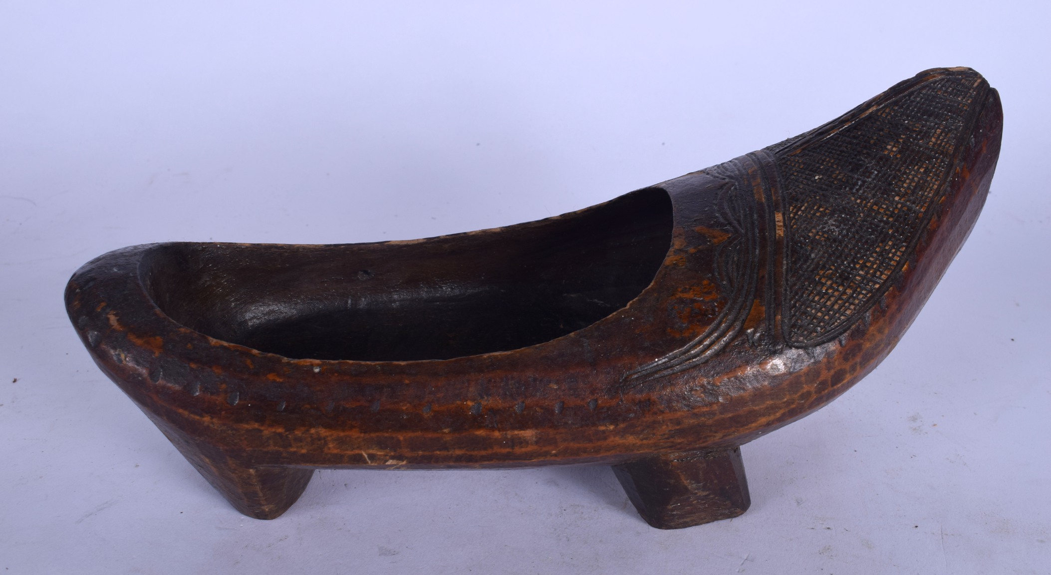 AN UNSUAL CARVED TRIBAL WOODEN SHOE, with thatch work type decoration to front. 33 cm long. - Bild 4 aus 5