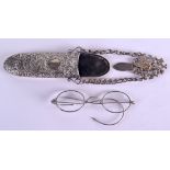 A LATE VICTORIAN/EDWARDIAN WHITE METAL GLASSES CASE with matching spectacles, decorated with foliage