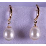 A PAIR OF 9 CT GOLD CULTURED PEARL EARRINGS.