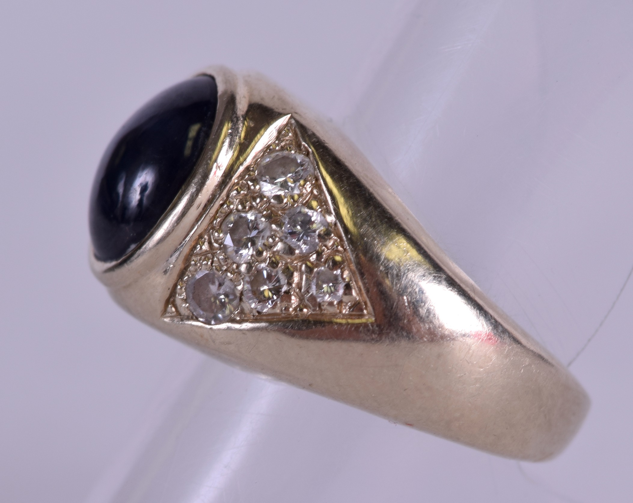 A GOLD AND DIAMOND SOLITAIRE RING. Size I/J. - Bild 2 aus 3