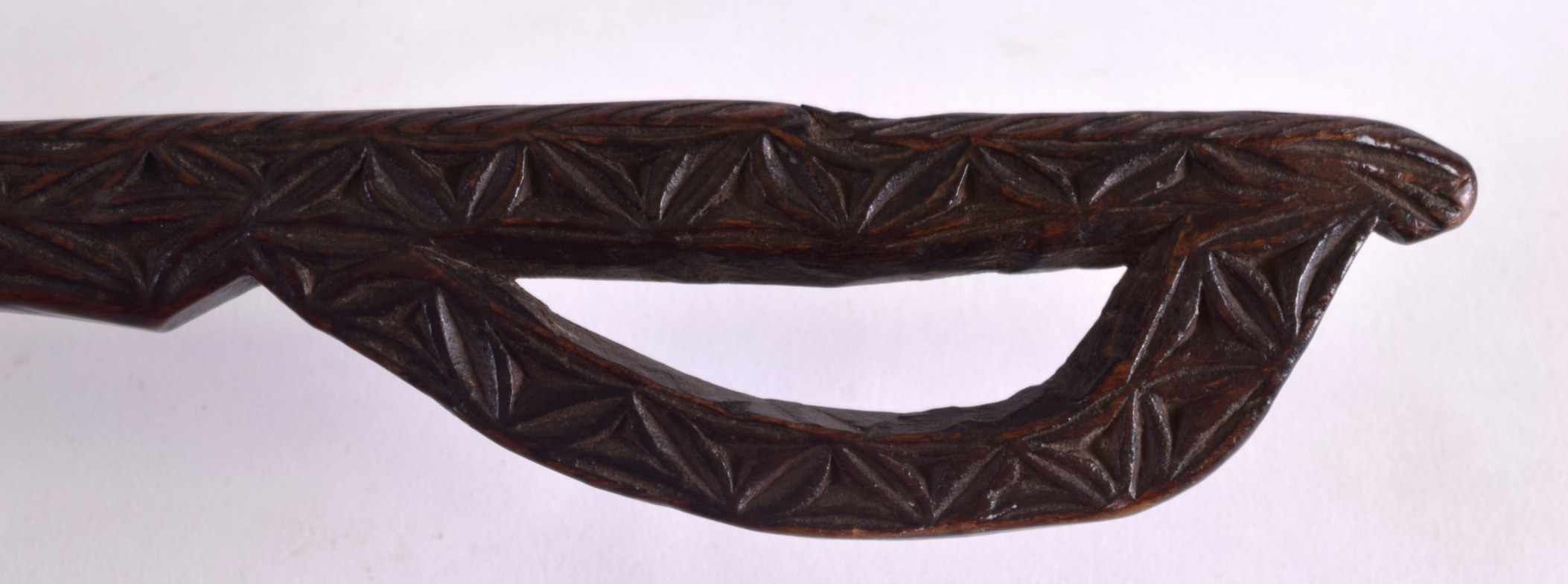 A LATE 19TH CENTURY AFRICAN TRIBAL CARVED WOOD SPOON with engraved terminal. 54 cm long. - Bild 3 aus 3