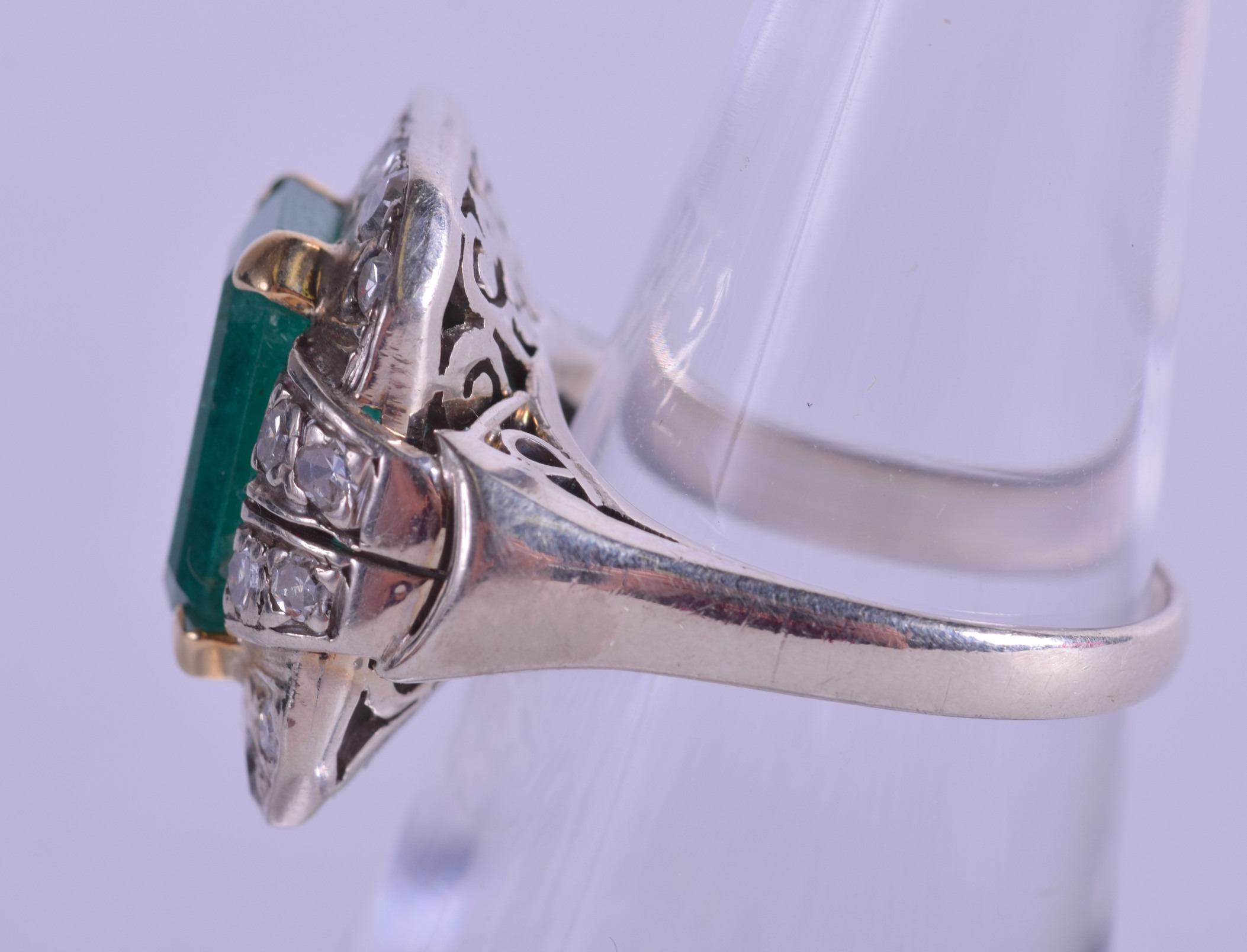 A GOOD 1930S WHITE GOLD EMERALD AND DIAMOND RING of stylish form. Size L. - Bild 2 aus 3