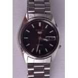 A BOXED SEIKO STAINLESS STEEL AUTOMATIC WRISTWATCH. 3.25 cm wide.