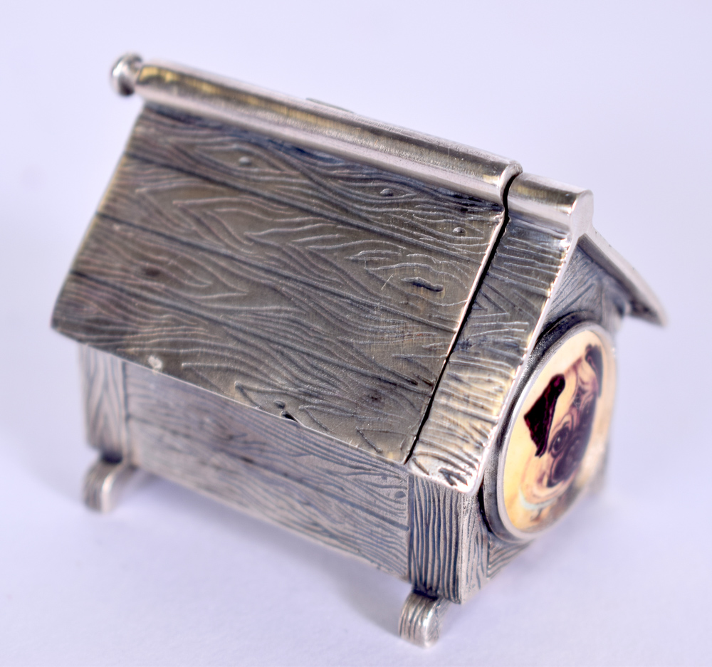 AN UNUSUAL SOLID SILVER VESTA CASE, in the form of a kennel with pug dog decoration. 4.5 cm wide. - Image 2 of 3