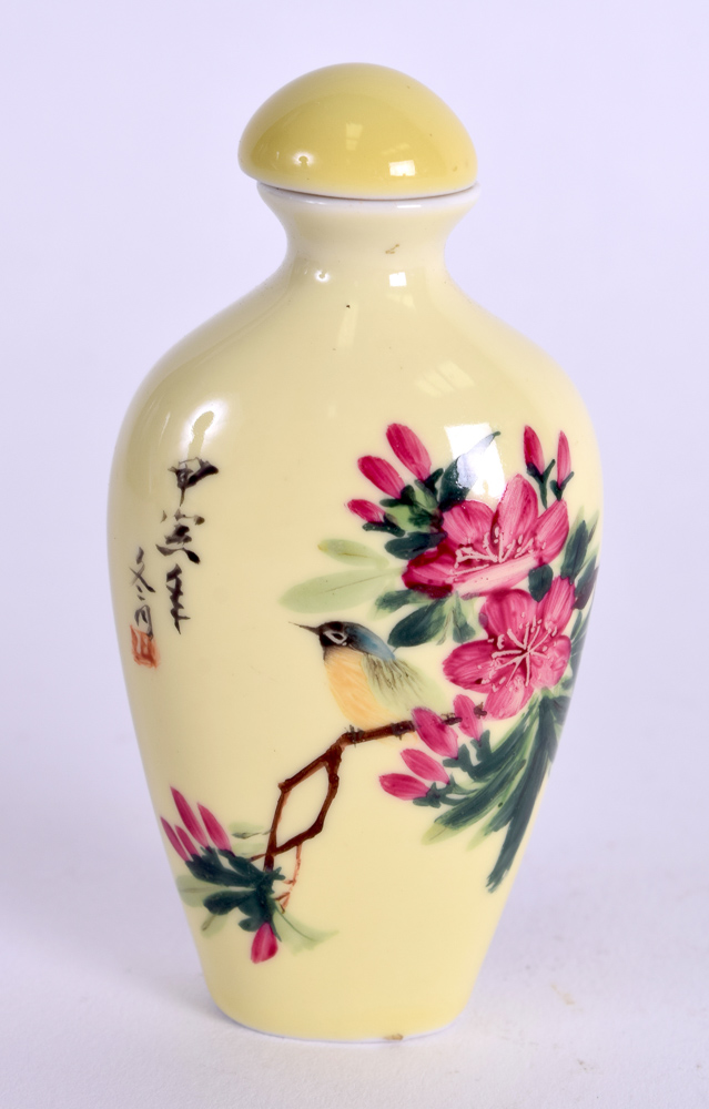 A CHINESE FAMILLE ROSE PORCELAIN SNUFF BOTTLE AND STOPPER 20th Century, painted with birds within - Image 2 of 3