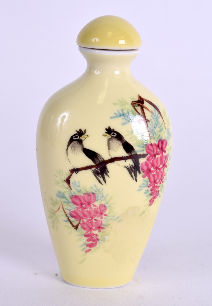 A CHINESE FAMILLE ROSE PORCELAIN SNUFF BOTTLE AND STOPPER 20th Century, painted with birds within