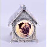 AN UNUSUAL SOLID SILVER VESTA CASE, in the form of a kennel with pug dog decoration. 4.5 cm wide.