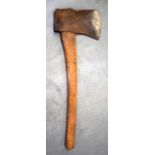 AN EARLY 20TH CENTURY AXE, formed with wooden shaft handle. 57 cm long.