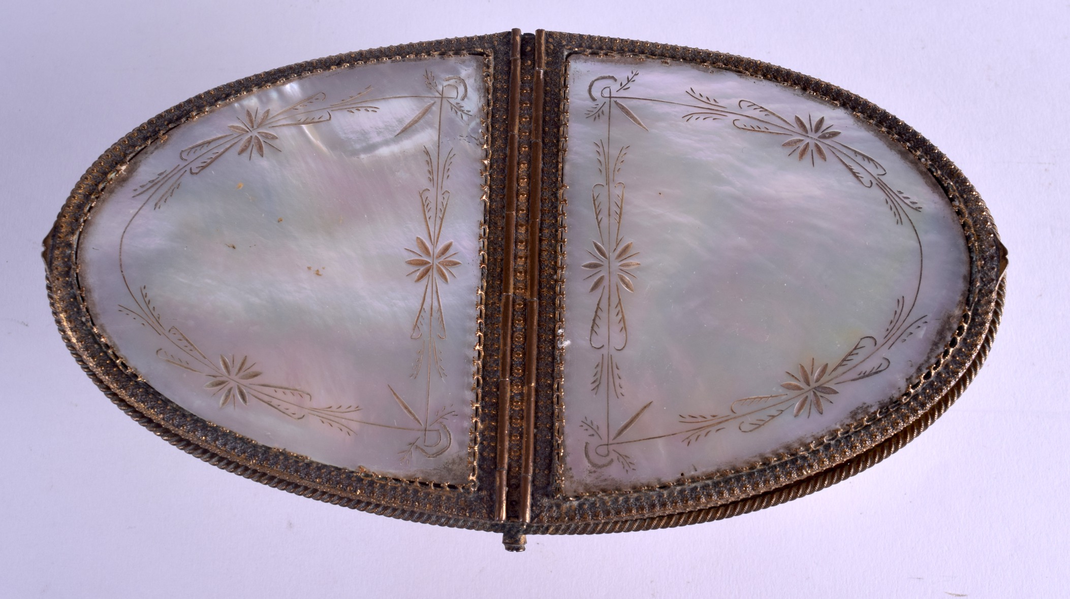 A LOVELY MID 19TH CENTURY FRENCH PALAIS ROYALE OVAL BOX inset with panels of mother of pearl - Image 4 of 6