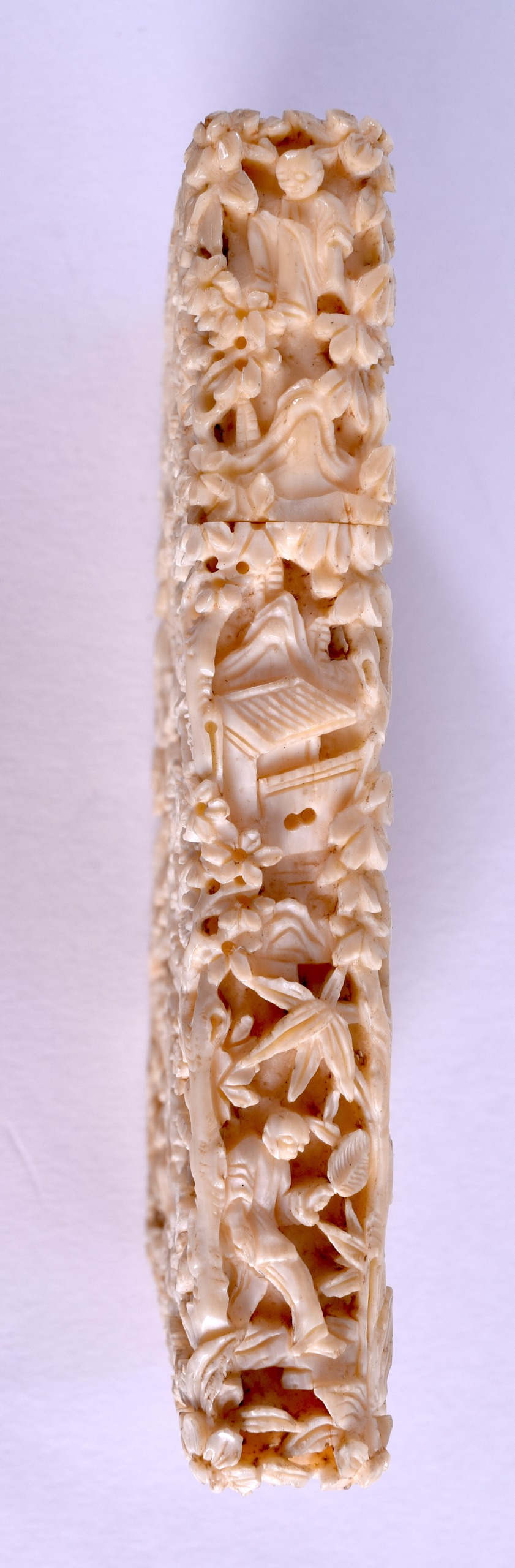 A MID 19TH CENTURY CHINESE CANTON CARVED IVORY CARD CASE decorated with figures in landscapes - Image 5 of 5