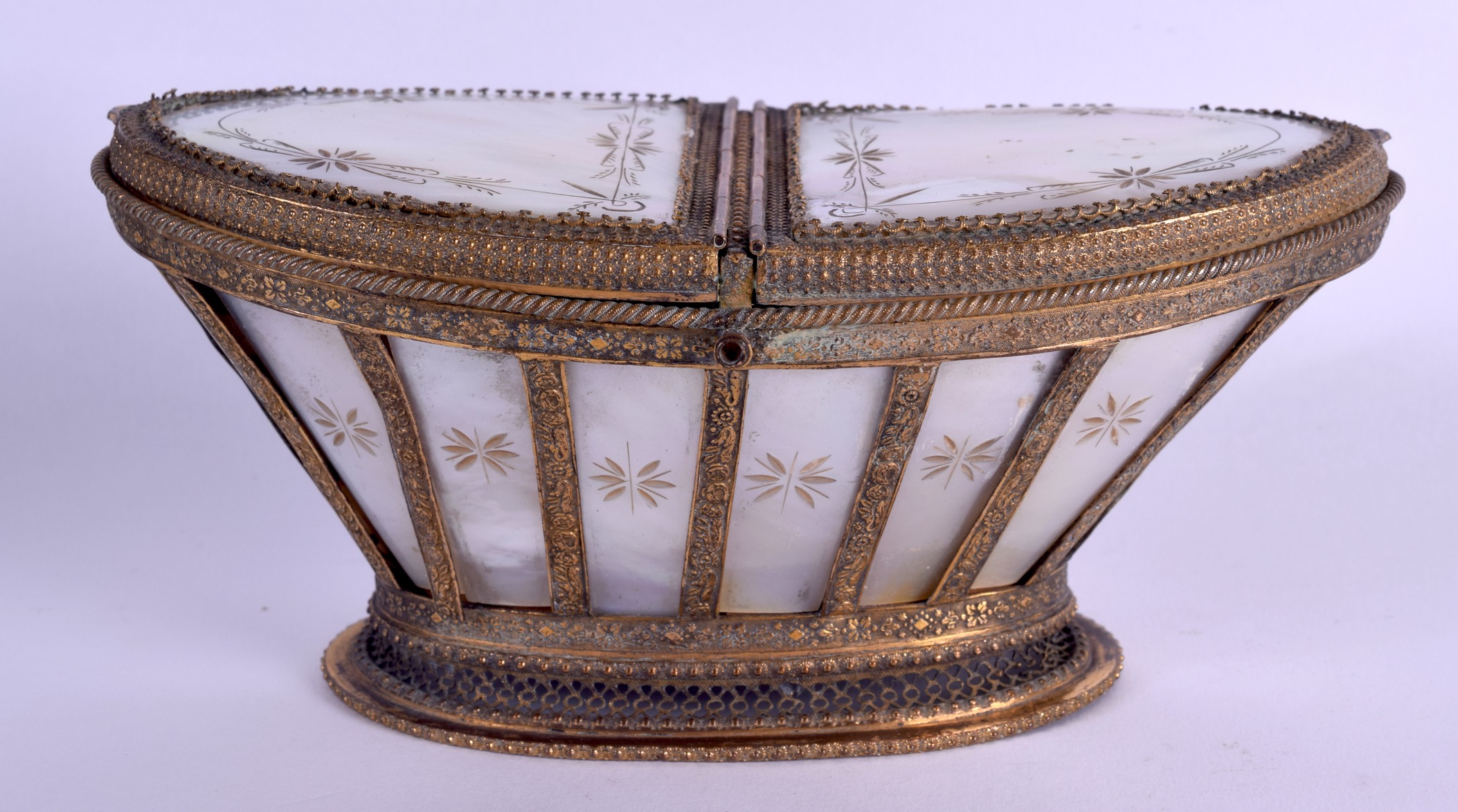 A LOVELY MID 19TH CENTURY FRENCH PALAIS ROYALE OVAL BOX inset with panels of mother of pearl - Image 2 of 6