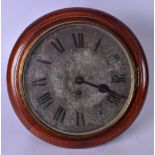 AN EARLY 20TH CENTURY MAHOGANY CIRCULAR WALL CLOCK, with metal dial and black painted numerals. 34