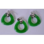 A PAIR OF 20TH CENTURY GREEN HARDSTONE SILVER MOUNTED EARRINGS, together with matching pendant. 3 cm