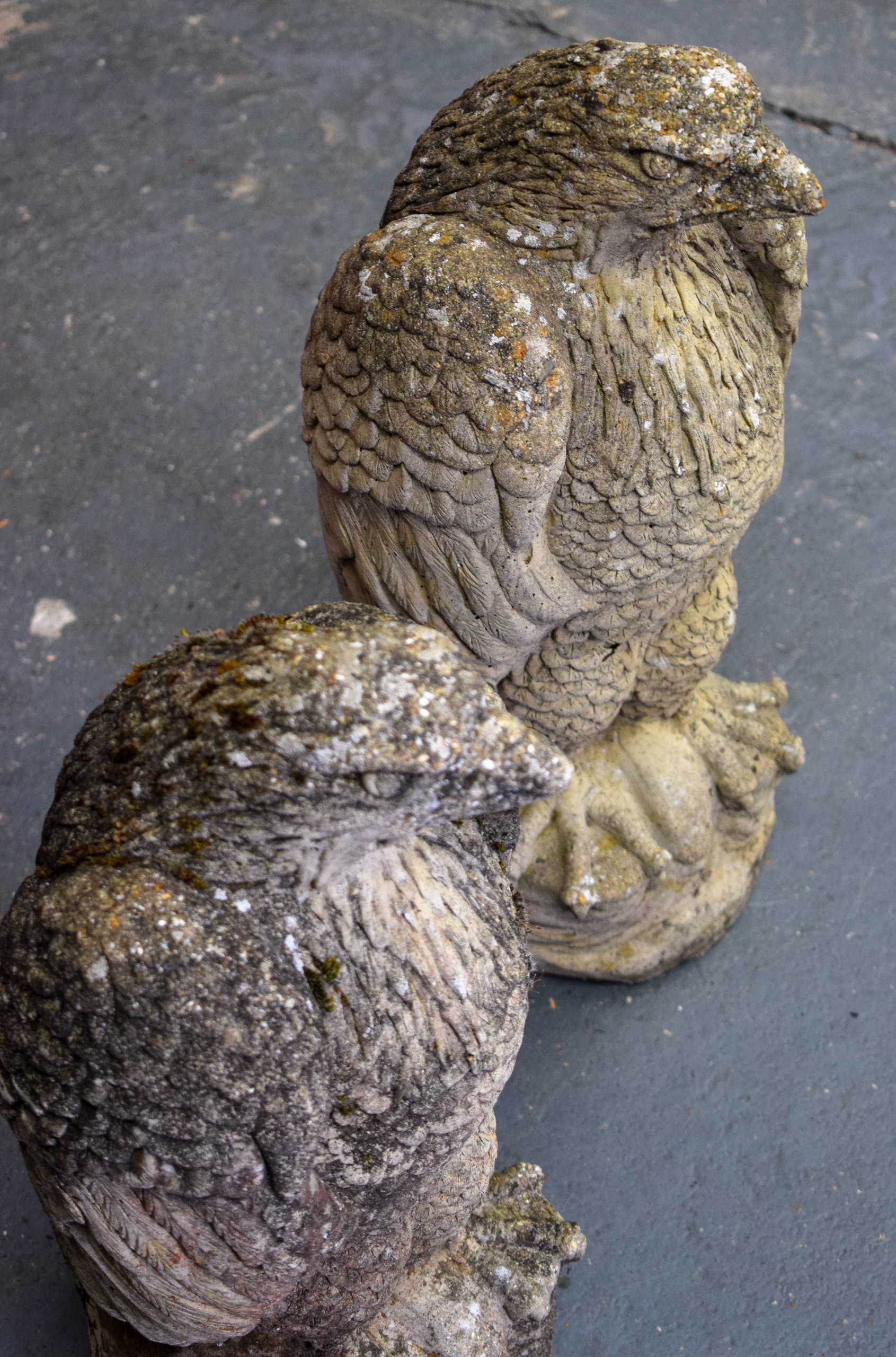 A LARGE PAIR OF CONCRETE EAGLES, formed seated upon a rock. 45 cm high. - Image 2 of 2