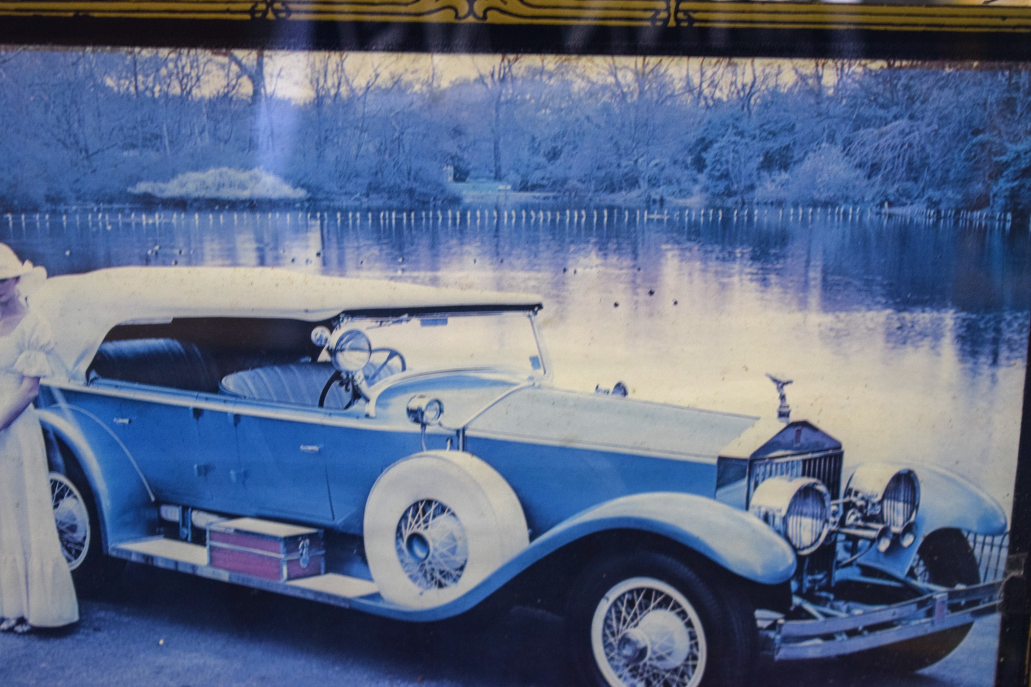 A VINTAGE ROLLS ROYCE ADVERTISING MIRROR, depicting a lady stood beside a Silver Ghost. 58 cm x 48 - Image 2 of 3