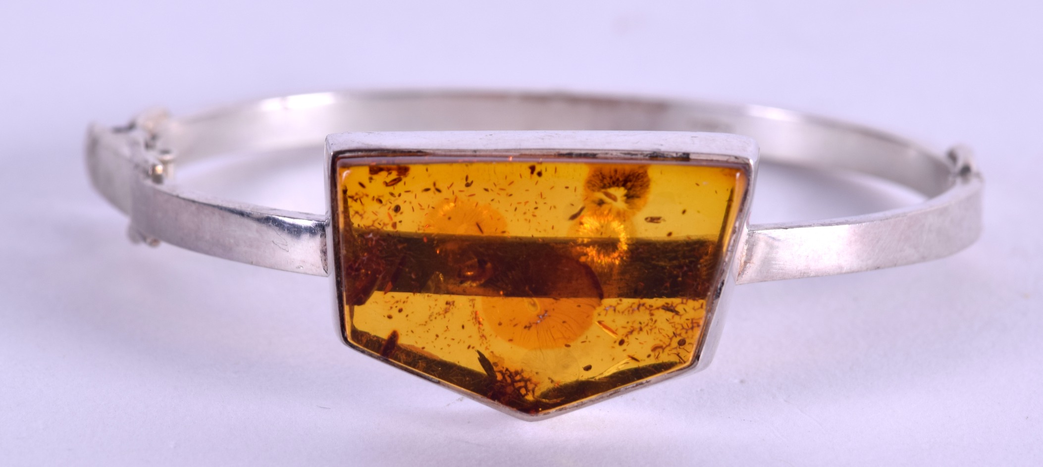 A SILVER AND AMBER LADIES BANGLE.