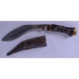 AN EARLY 20TH CENTURY HORN HANDLED NEPALESE KUKRI OR KHUKURI, formed with brass fittings. 23 cm