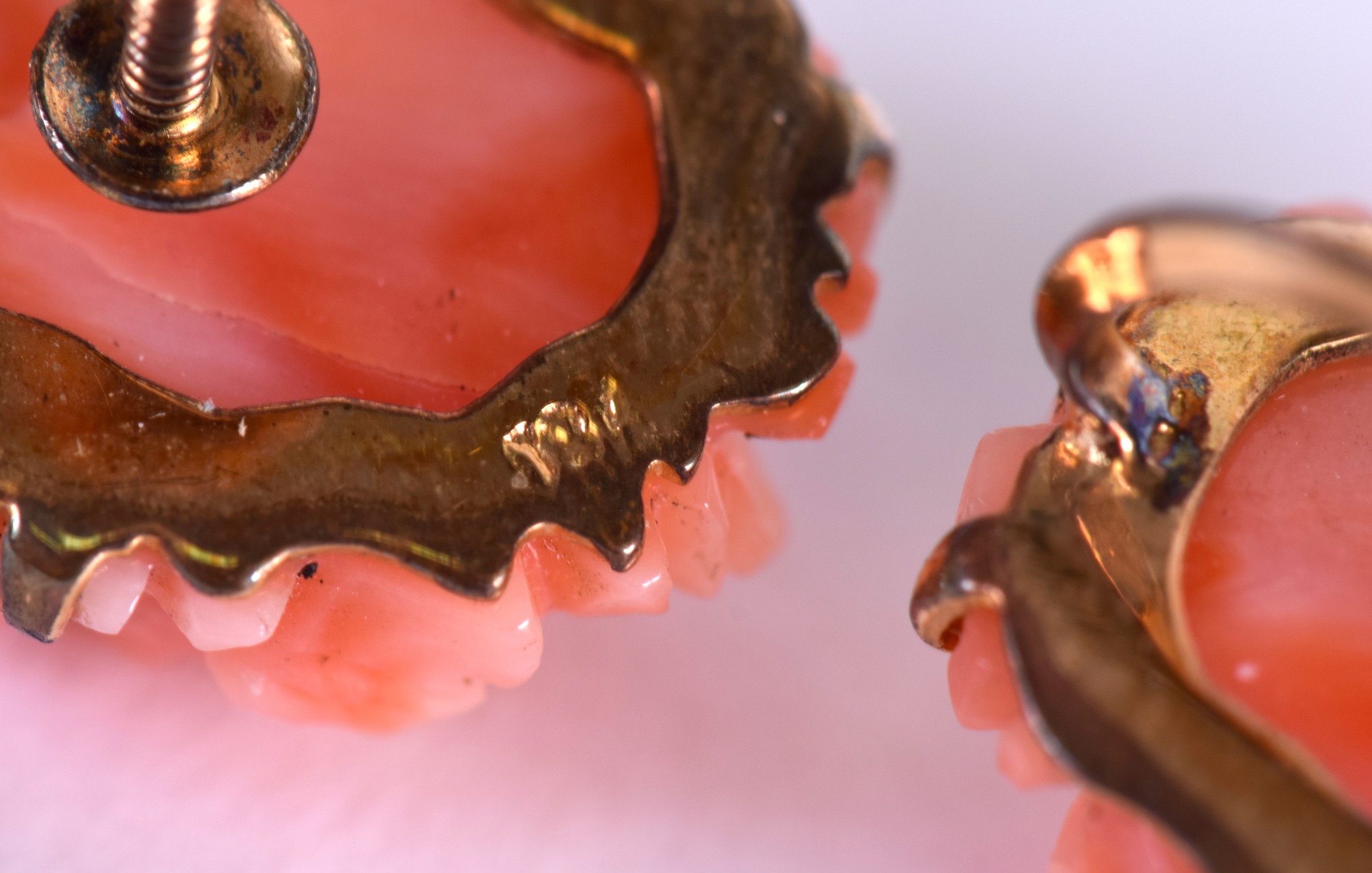A PAIR OF 18CT GOLD AND CORAL EARRINGS. - Image 4 of 4