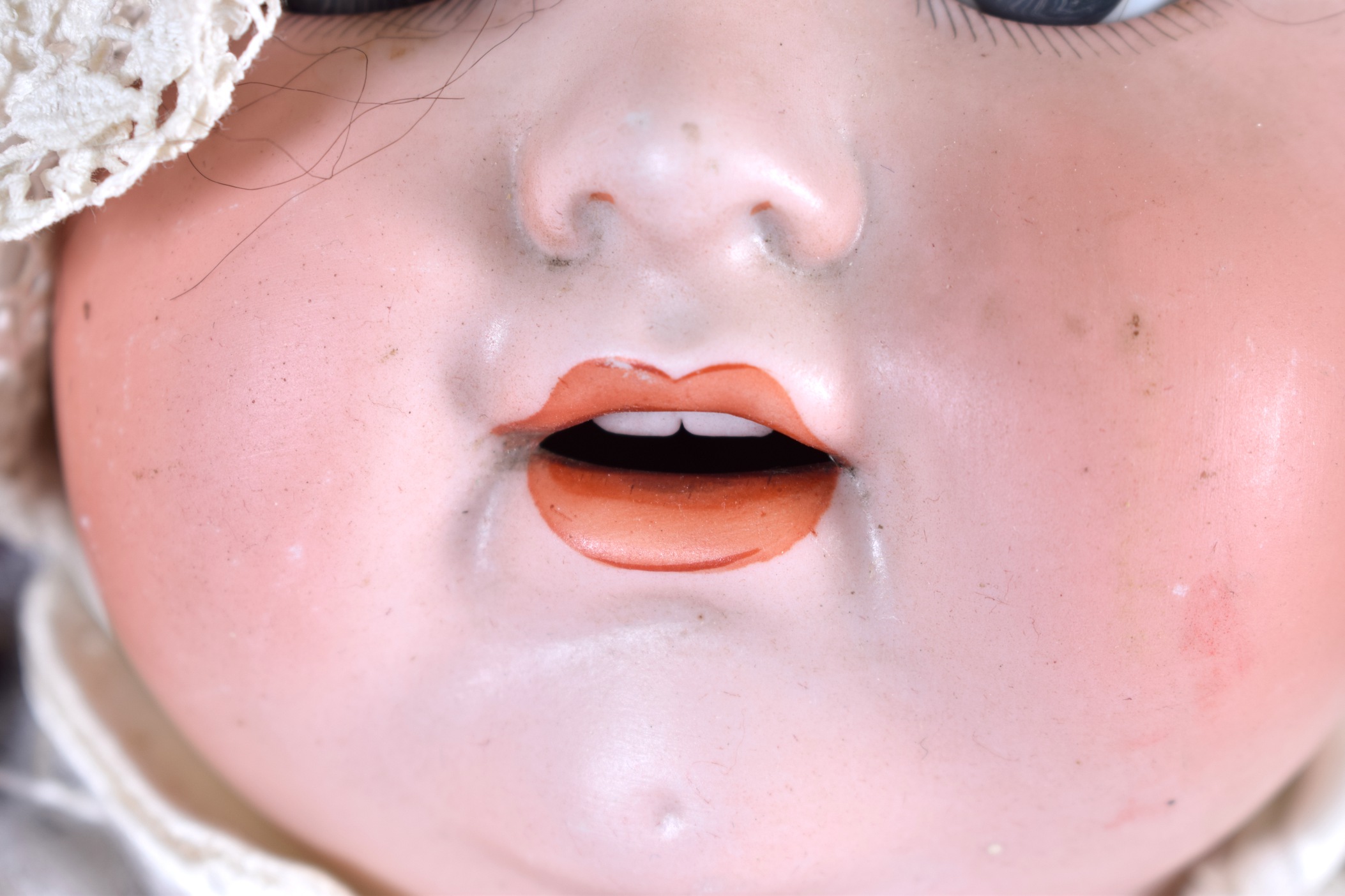 AN ANTIQUE PORCELAIN DOLL, together with two other smaller dolls. Largest 60 cm. - Image 3 of 6