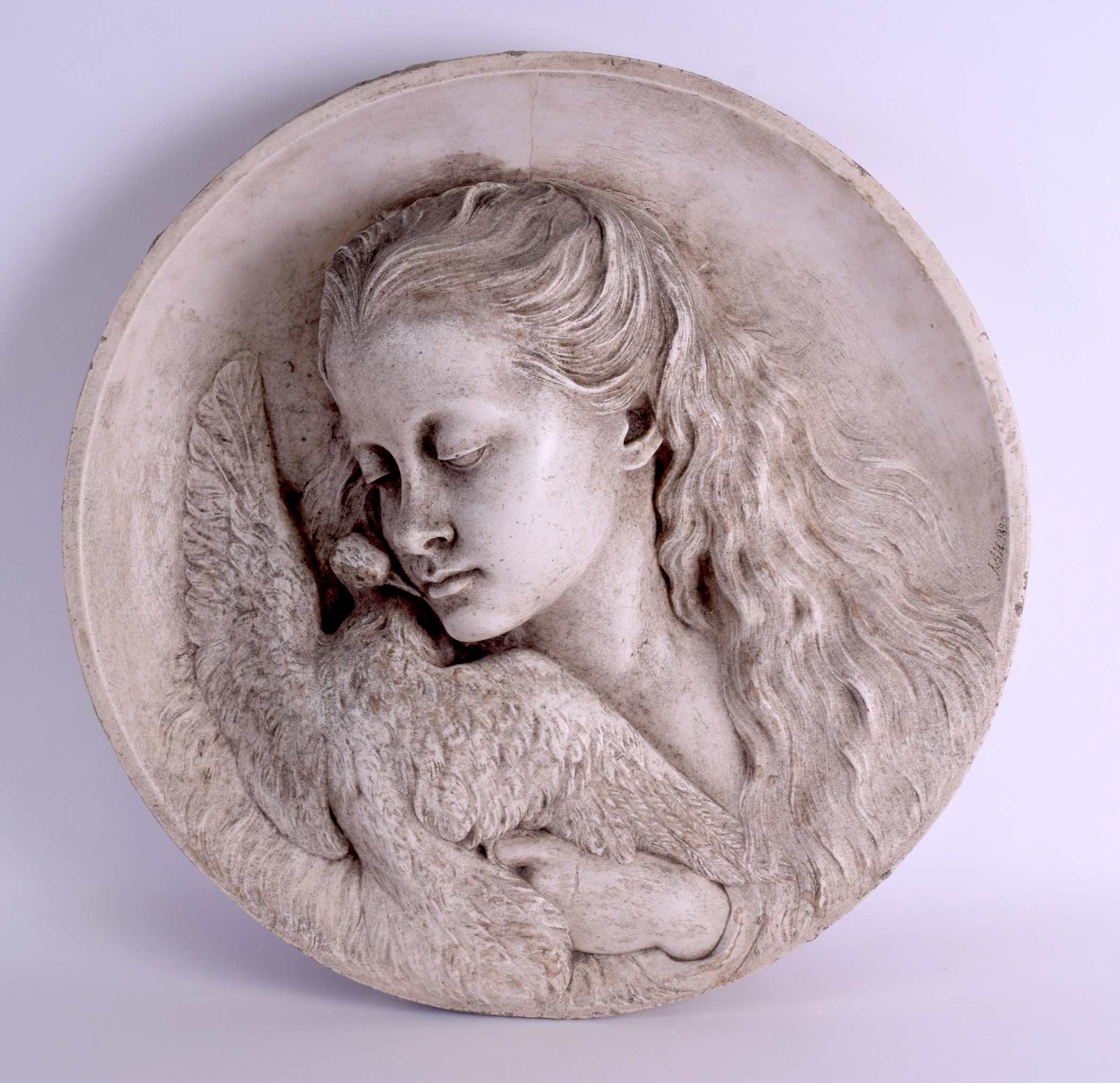 A GOOD LATE 19TH CENTURY CARVED EUROPEAN MARBLE CIRCULAR PLAQUE depicting a pretty girl holding a