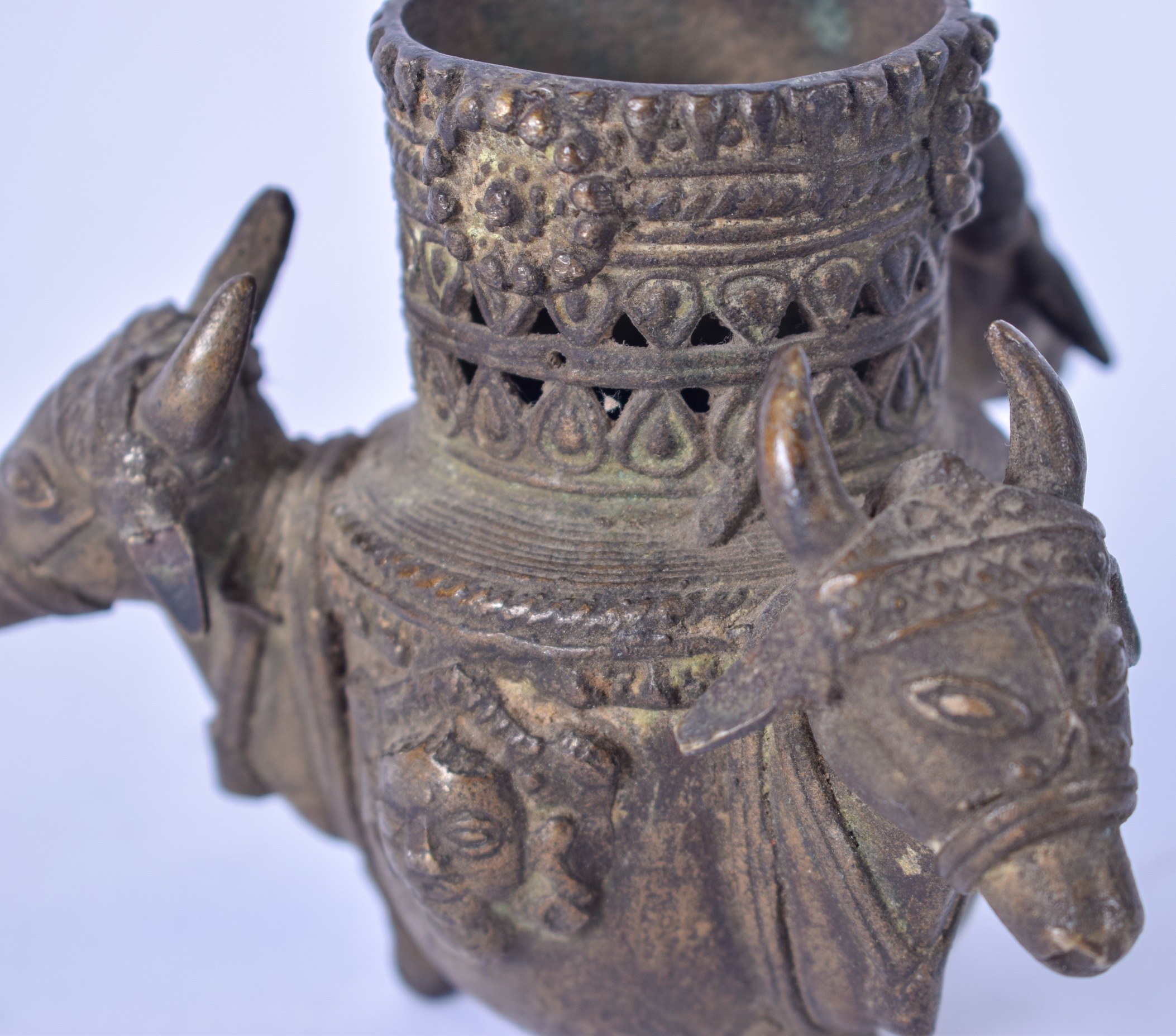 AN 18TH/19TH CENTURY INDIAN BRONZE CENSER, formed with three mask head handles. 9 cm high. - Image 2 of 3