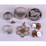AN ANTIQUE SILVER BOX together with silver rings, brooches etc. (8)