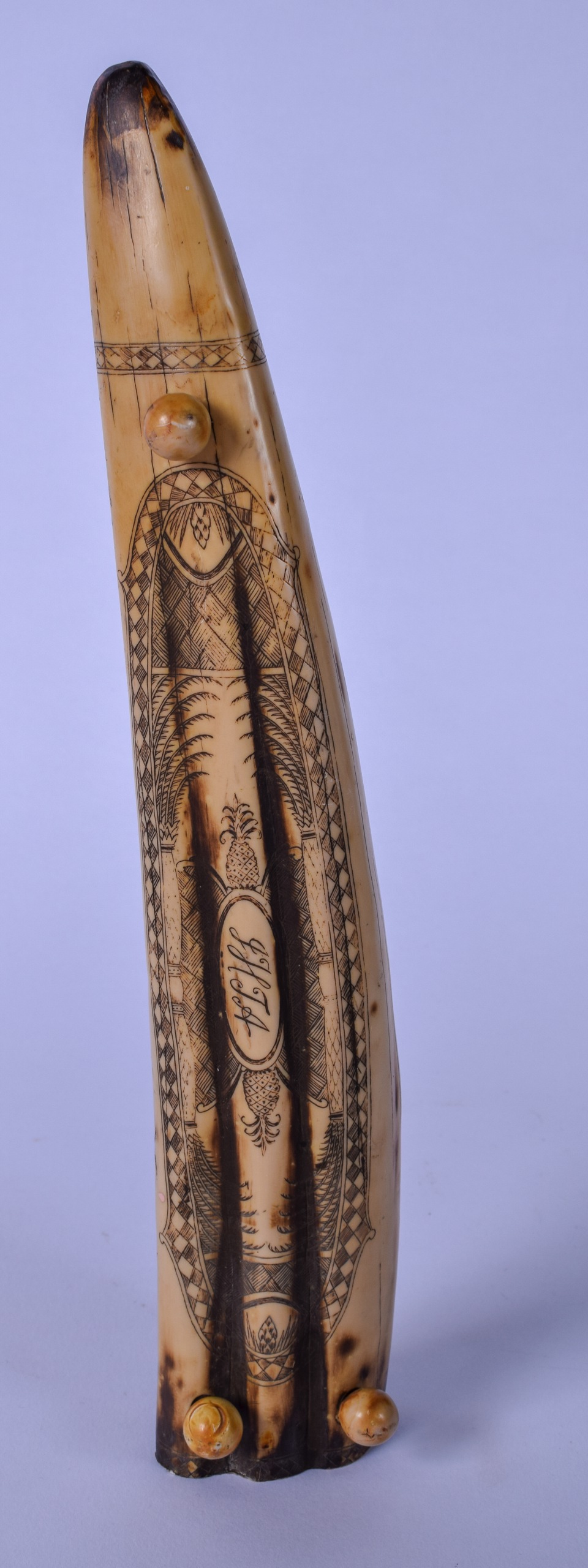 AN IVORINE SCRIMSHAW CRIBBAGE BOARD, decorated with a grand house and palm trees. 32 cm high. - Image 3 of 3