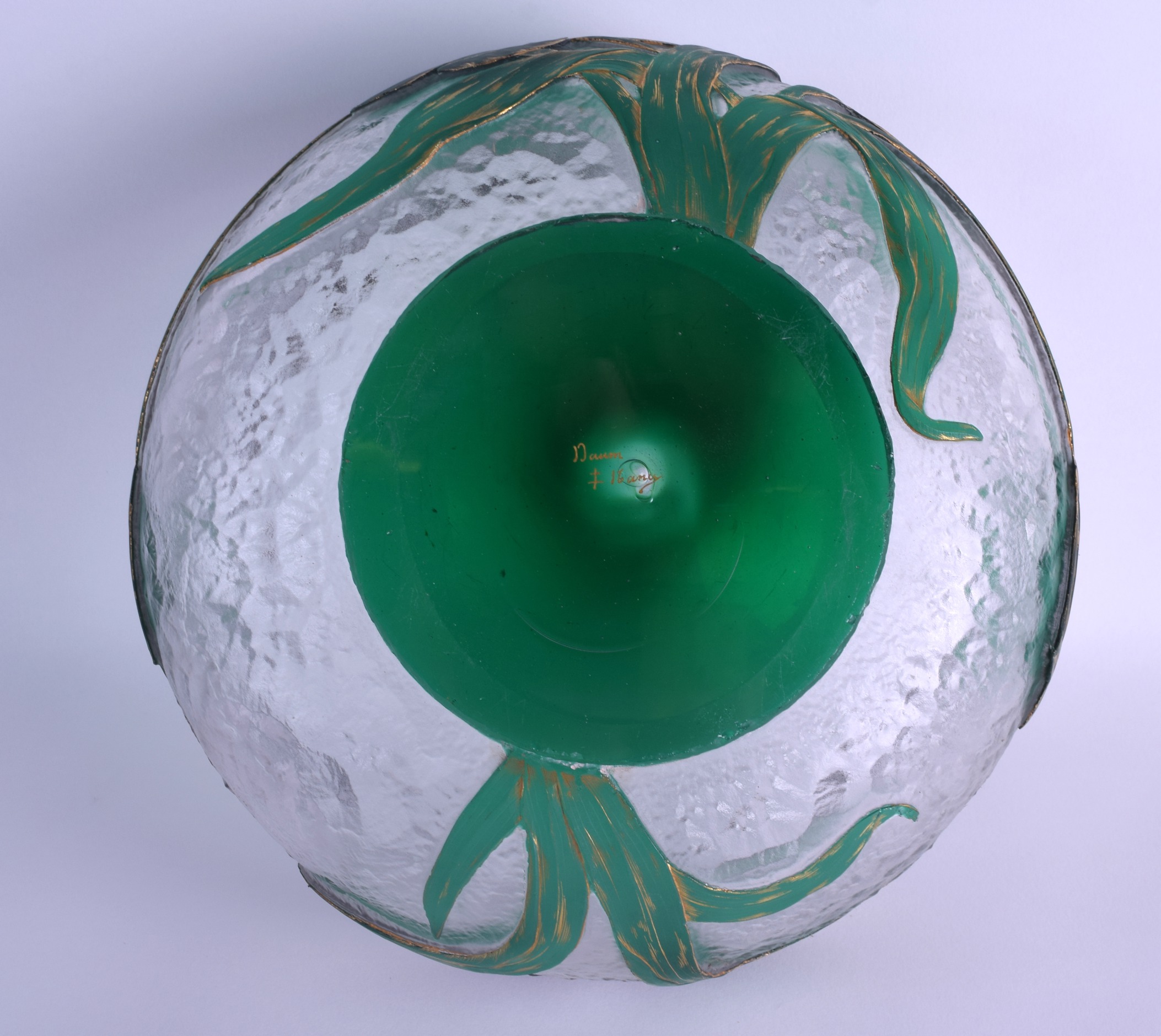 A LARGE FRENCH ART NOUVEAU DAUM NANCY CAMEO GLASS BOWL with acanthus capped overlay to the rim. 25 - Image 3 of 4