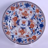 A 17TH/18TH CENTURY CHINESE IMARI PORCELAIN PLATE Kangxi/Yongzheng, painted with floral sprays. 22