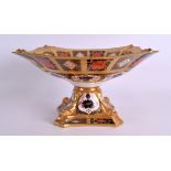 A LARGE ROYAL CROWN DERBY IMARI PEDESTAL TAZZA pattern 1128. 24 cm x 14 cm.