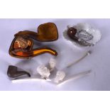 A GROUP OF VINTAGE PIPES, together with a porcelain pipe ashtray. (qty)