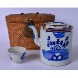 AN EARLY 20TH CENTURY CHINESE BLUE AND WHITE TEA POT, together with matching tea bowl and fitted