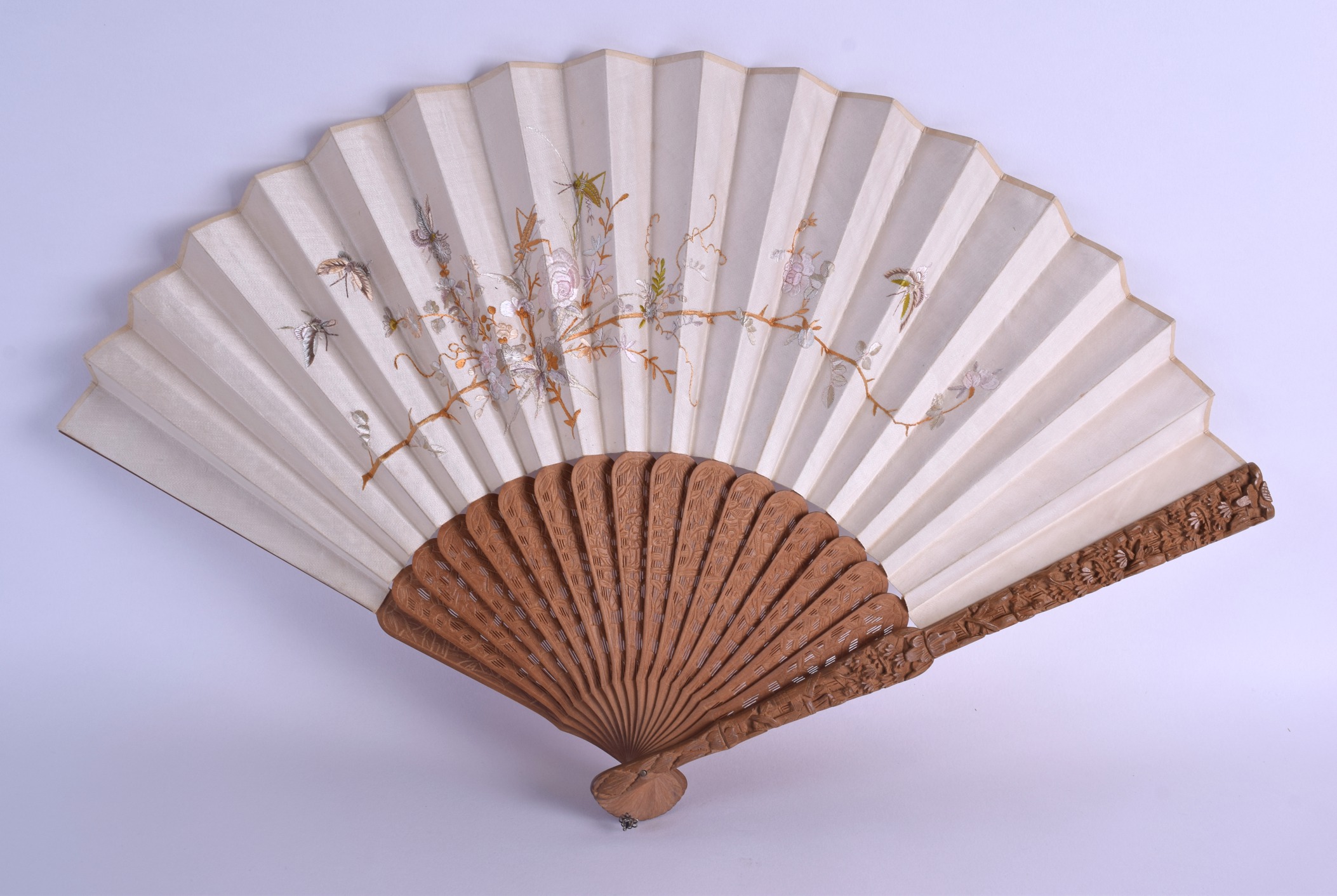 A 19TH CENTURY CHINESE CARVED SANDALWOOD AND SILK FAN Qing, decorated with butterflies amongst - Image 4 of 7