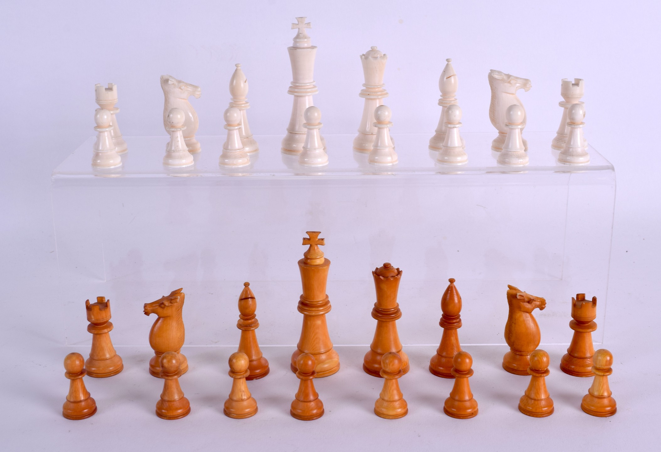 A 19TH CENTURY CONTINENTAL CARVED IVORY CHESS SET. Largest 7.75 cm high. (qty)