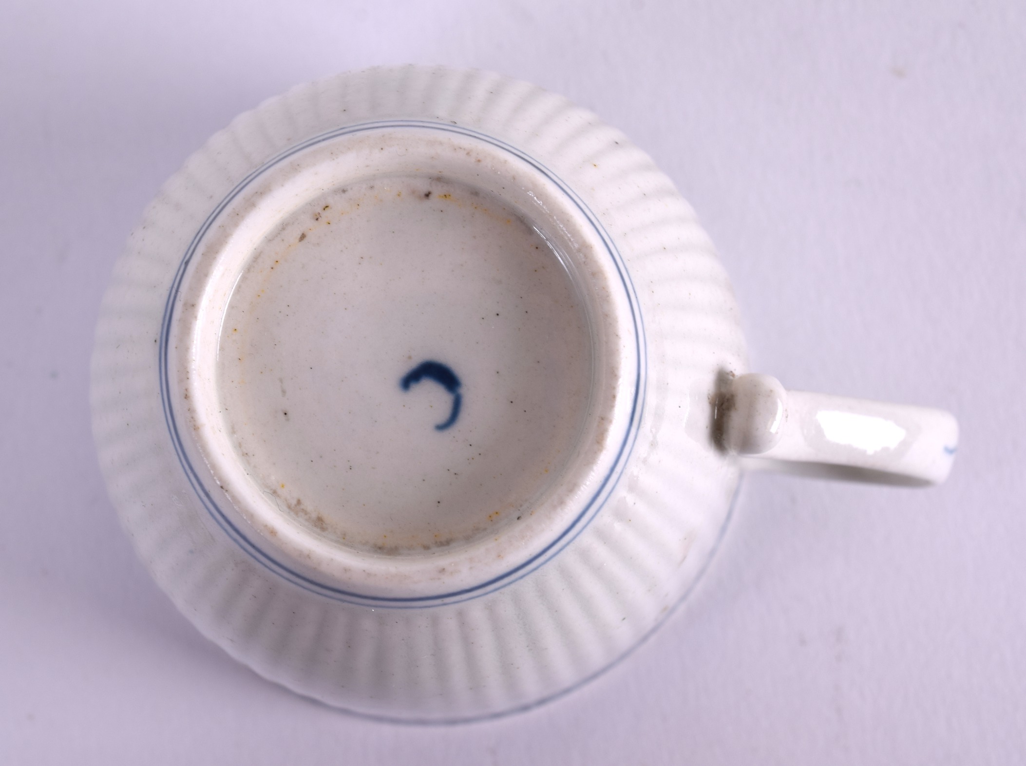 AN 18TH CENTURY WORCESTER RIBBED COFFEE CUP painted with a single cell border upon a ribbed body. - Image 3 of 3