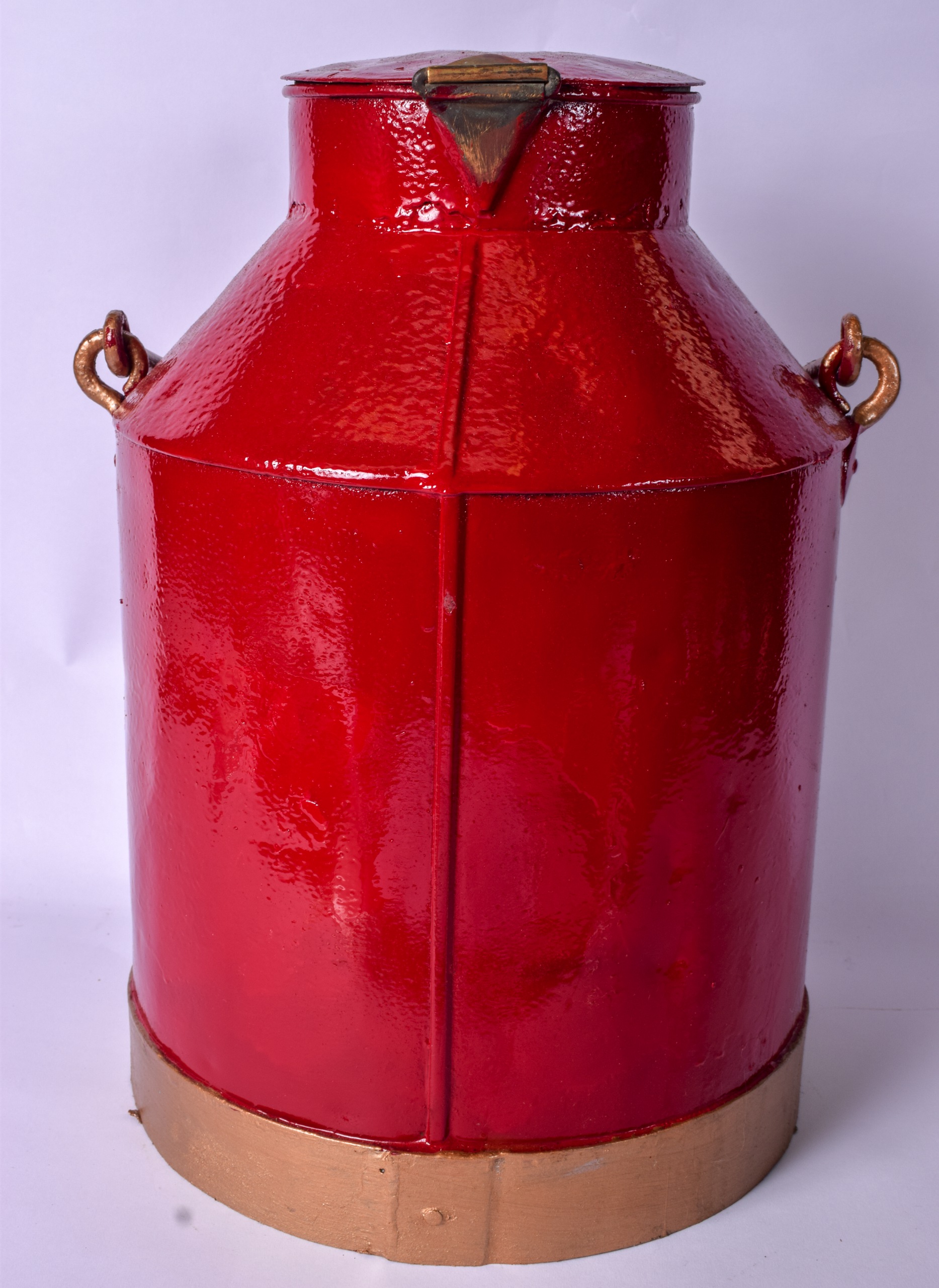 A VINTAGE MILK CHURN OR PAIL PAINTED RED, by "Lodwidge & Kingdon Ironmongers, Basingstoke. 45 cm - Bild 2 aus 2