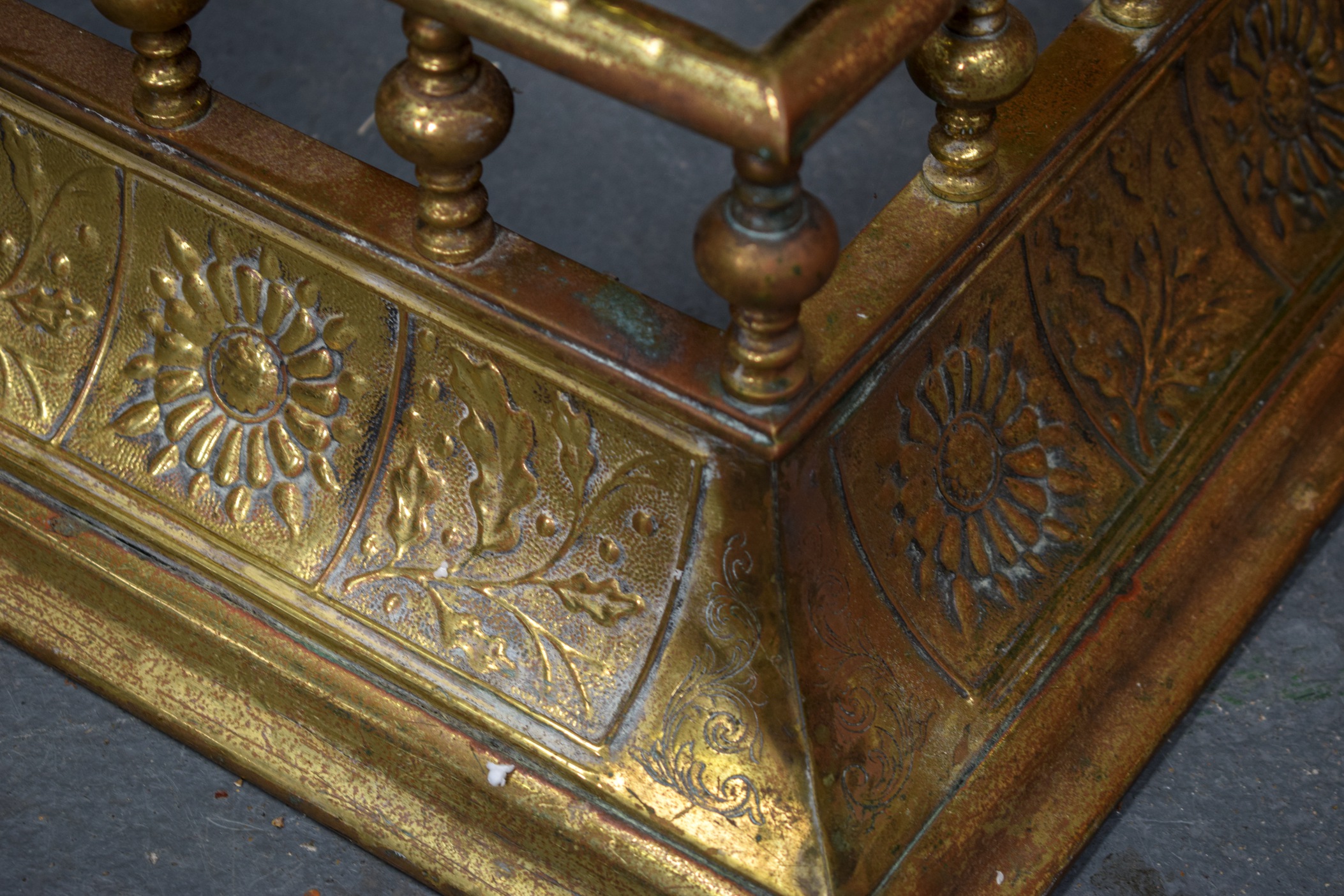 AN EARLY 20TH CENTURY ARTS AND CRAFTS COPPER AND BRASS FENDER, decorated with panels of flowers, - Image 4 of 4