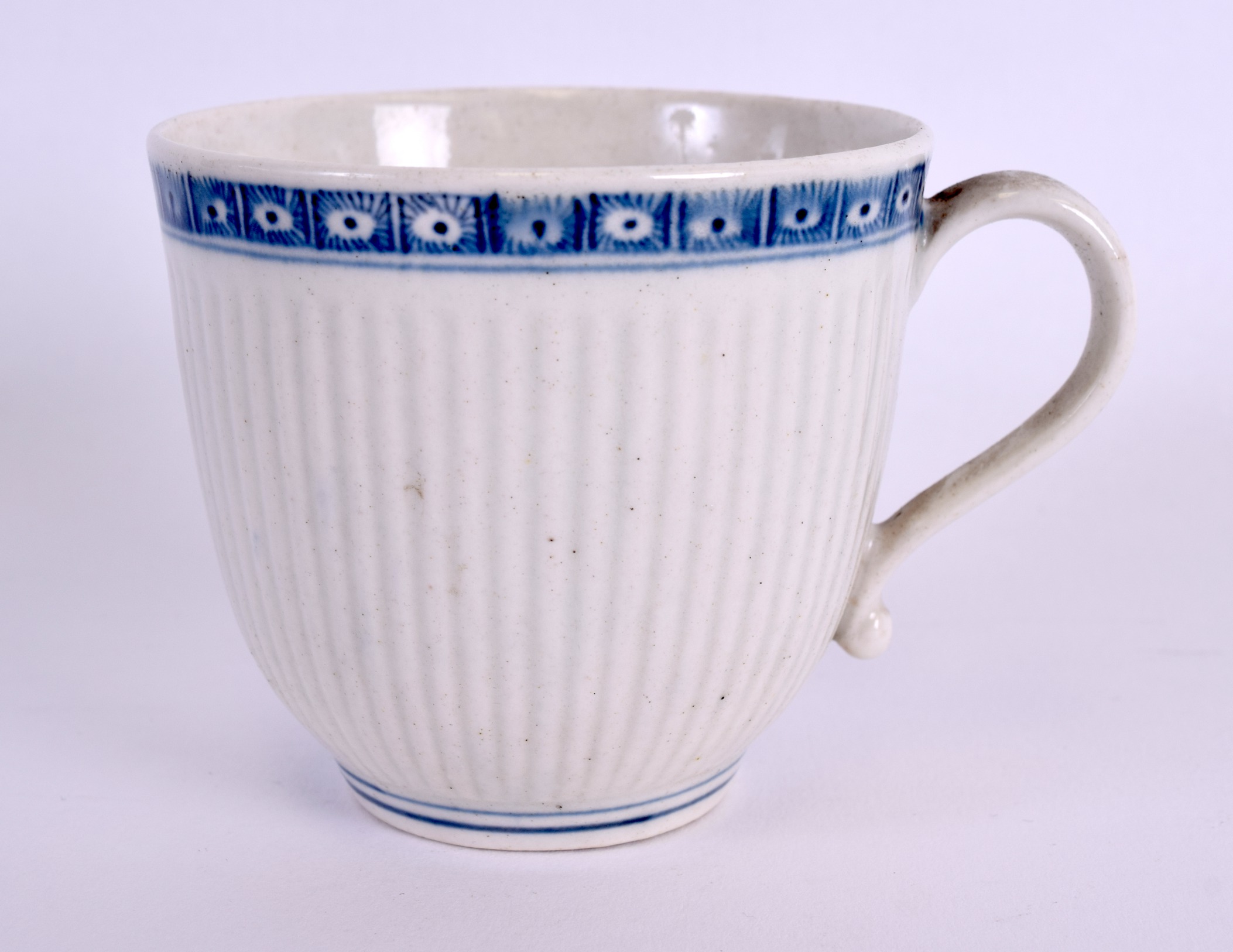 AN 18TH CENTURY WORCESTER RIBBED COFFEE CUP painted with a single cell border upon a ribbed body.