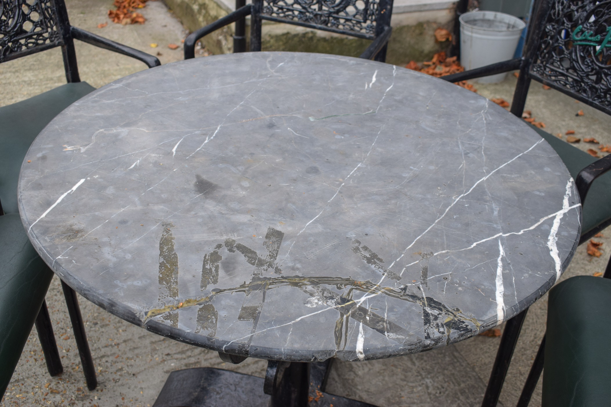 GOOD WROUGHT IRON TABLE WITH MARBLE TOP, together with seven iron chairs, the backsplats with bold - Image 5 of 5