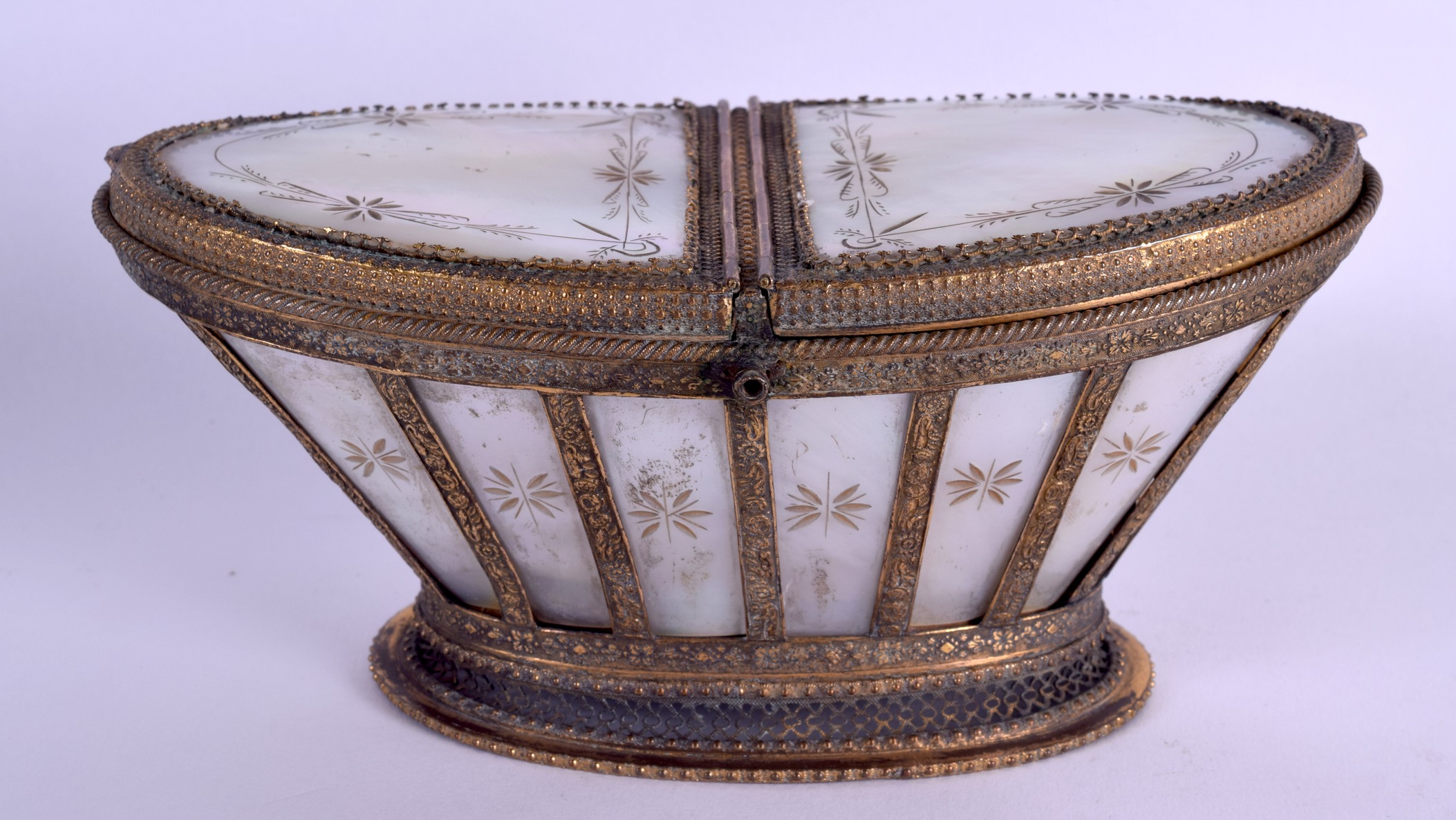 A LOVELY MID 19TH CENTURY FRENCH PALAIS ROYALE OVAL BOX inset with panels of mother of pearl - Image 3 of 6