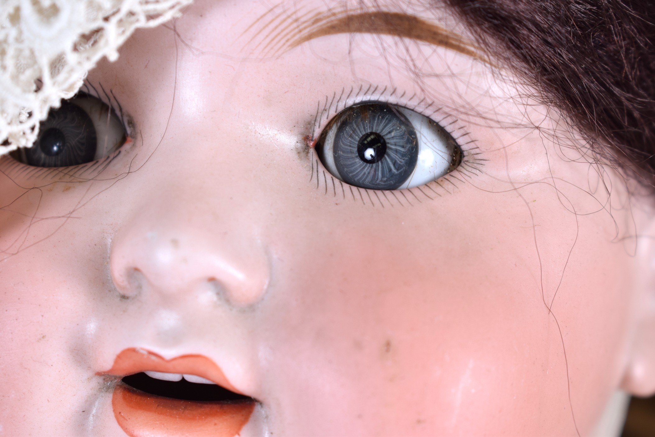 AN ANTIQUE PORCELAIN DOLL, together with two other smaller dolls. Largest 60 cm. - Image 2 of 6