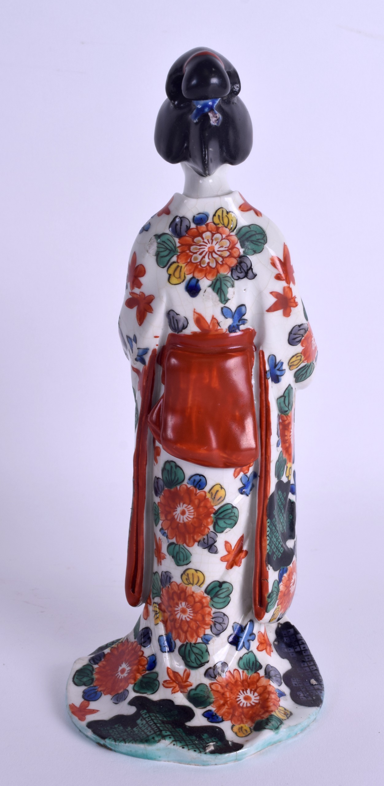 AN 18TH CENTURY JAPANESE EDO PERIOD IMARI KUTANI FIGURE OF A FEMALE C1720 painted with floral - Image 2 of 3