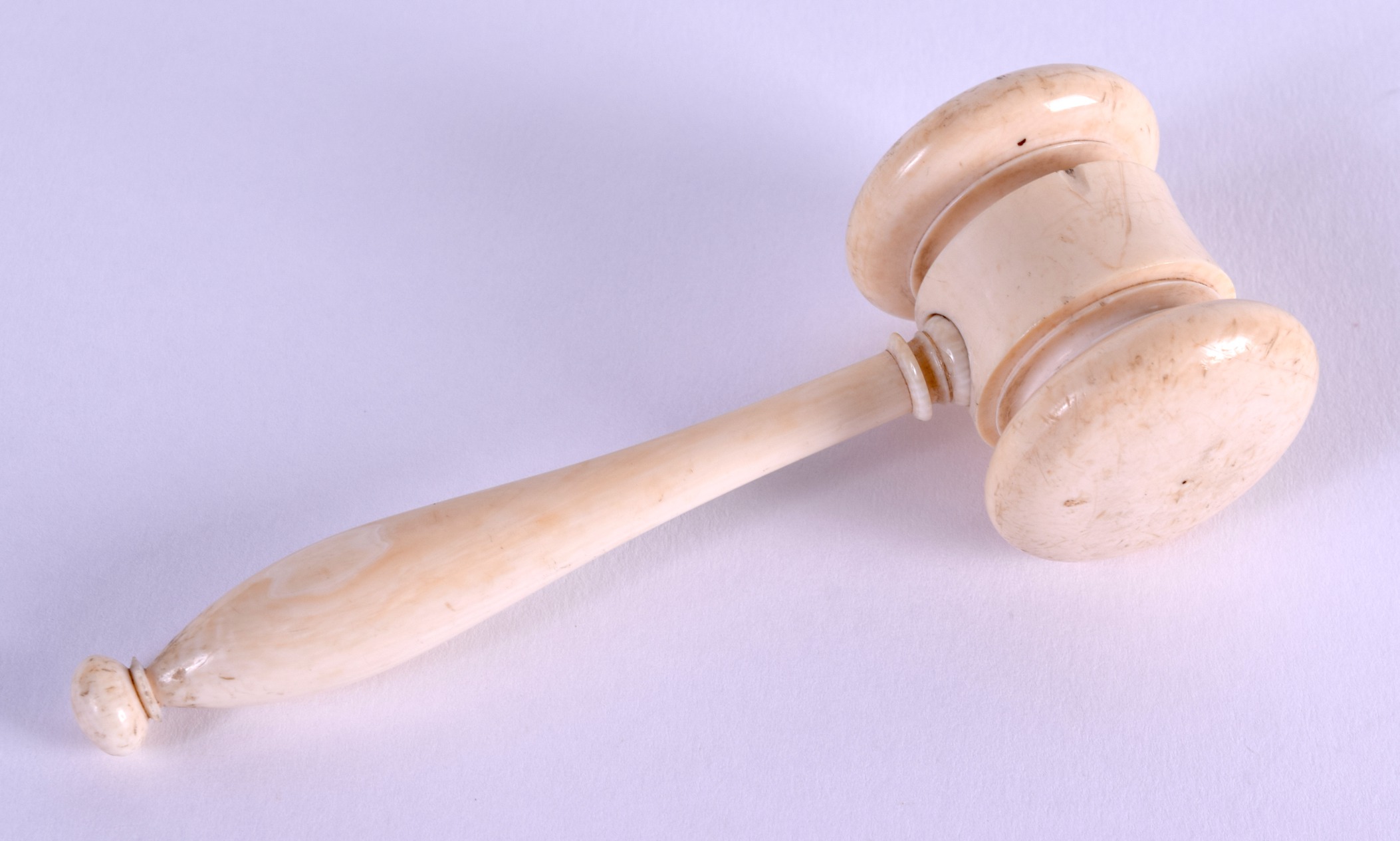 A MID 19TH CENTURY EUROPEAN CARVED IVORY GAVEL. 12 cm x 4 cm. - Image 2 of 2