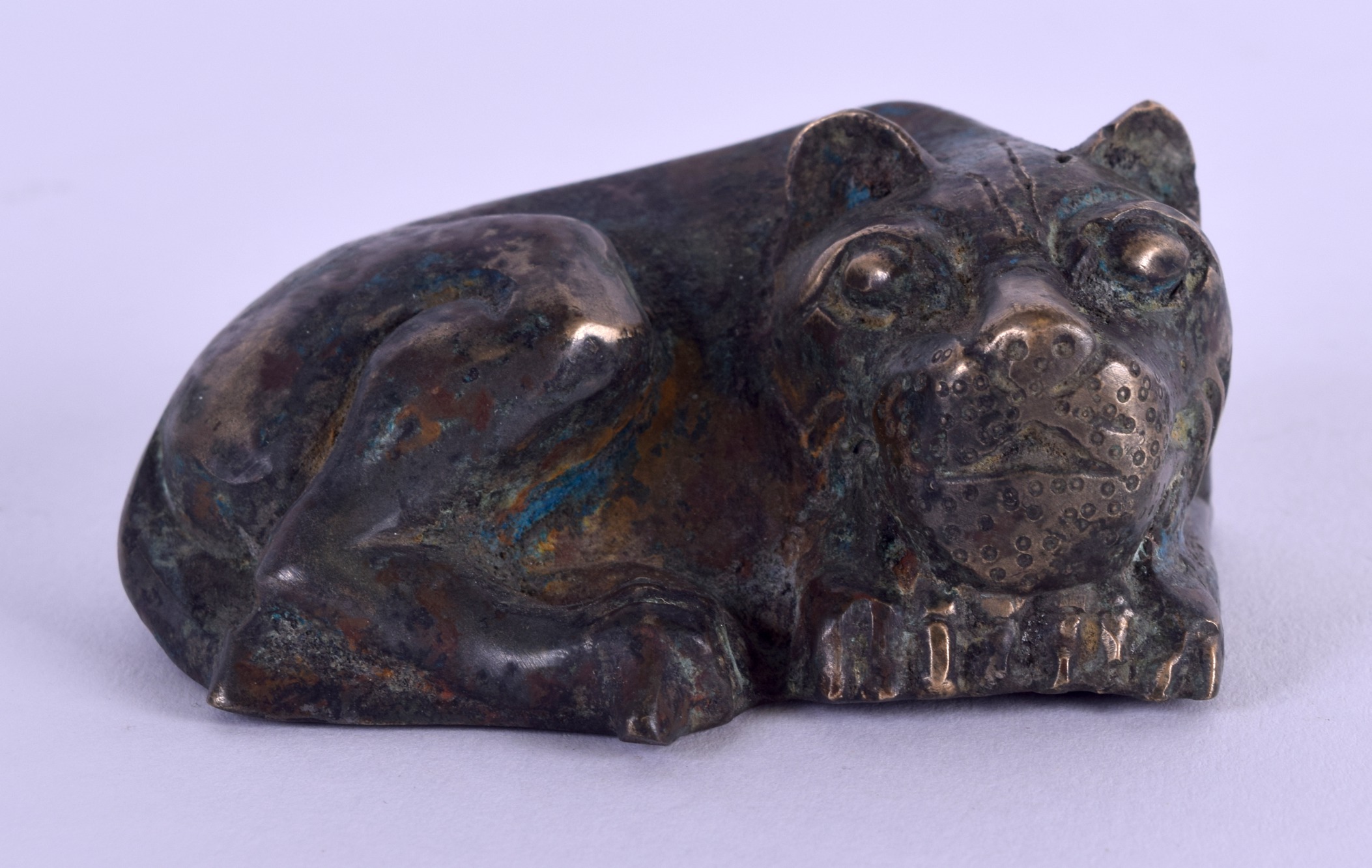 AN 18TH/19TH CENTURY CHINESE BRONZE FIGURE OF A RECUMBANT BEAST modelled upon its paws. 8 cm x 3.