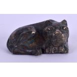 AN 18TH/19TH CENTURY CHINESE BRONZE FIGURE OF A RECUMBANT BEAST modelled upon its paws. 8 cm x 3.
