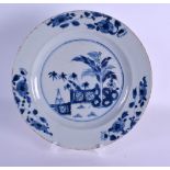 AN EARLY 18TH CENTURY CHINESE BLUE AND WHITE CIRCULAR PLATE Qianlong, painted with a fenced