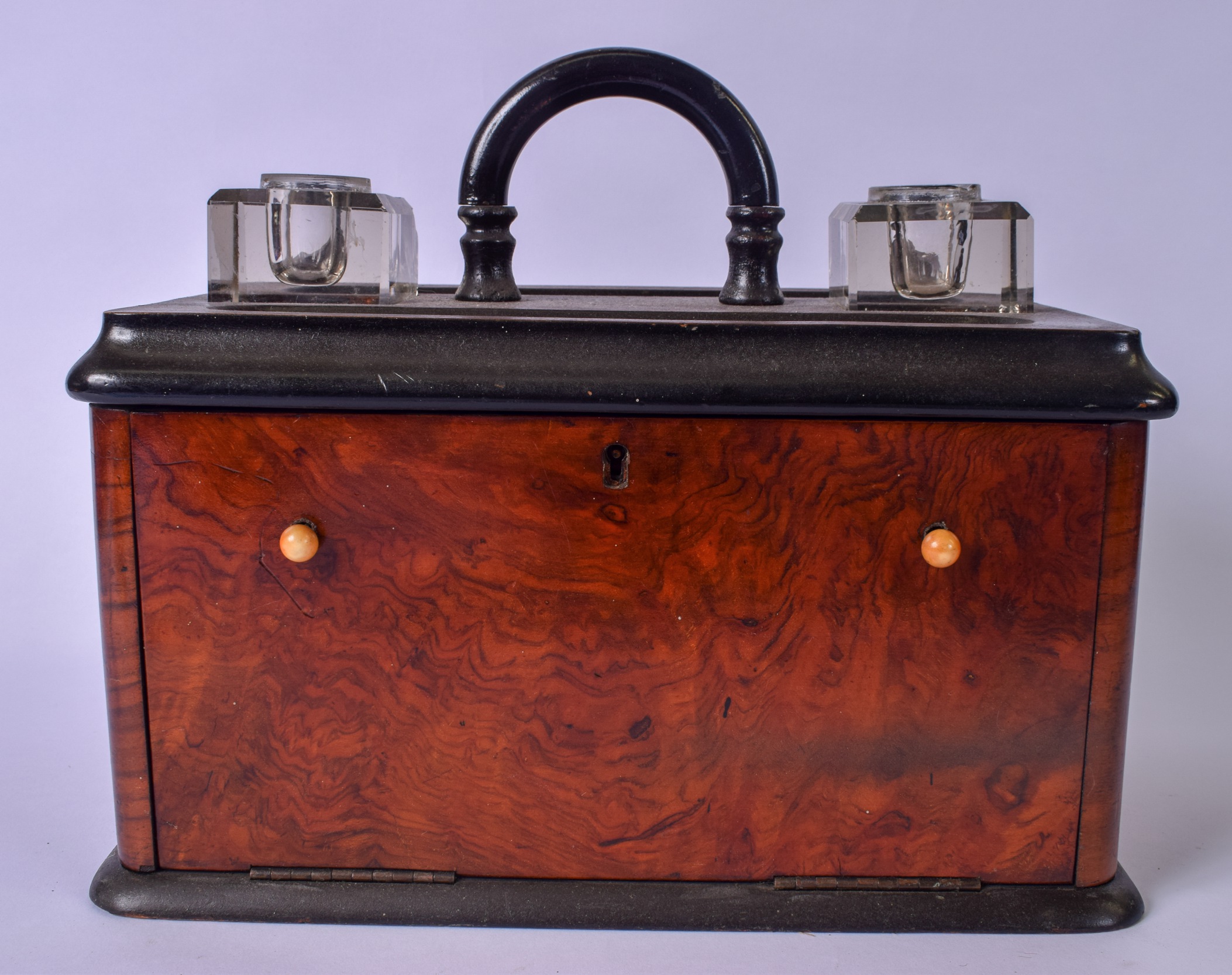 AN ANTIQUE WALNUT TRAVELLING STATIONARY BOX WITH INKWELL AND PEN TRAY, opening to reveal letter or