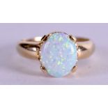A 14CT GOLD AND OPAL STYLE RING. Size R.